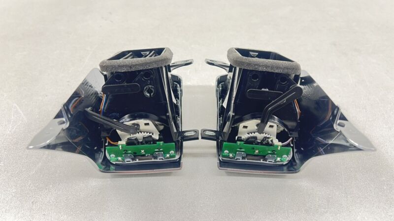 970.553.171 / 970 553 171 / 970553171 10-16 PORSCHE PANAMERA REAR LEFT AND RIGHT AIR VENT GRILLE GRILL TRIM PAIR OEM