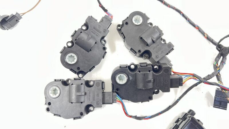 2058200183 / A2058200183 / A 205 820 01 83 0183 15-21 MERCEDES C63S W205 HVAC BOX HEATER AC FLAP MOTOR AIR MIX ACTUATOR