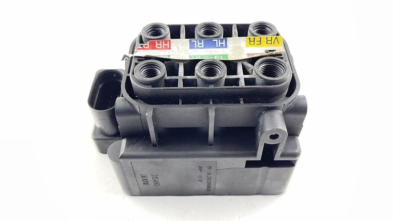 2513200058 / A2513200058 / A 251 320 00 58 0058 07-09 MERCEDES BENZ W221 S550 AIRMATIC AIR SHOCK SUSPENSION VALVE BLOCK