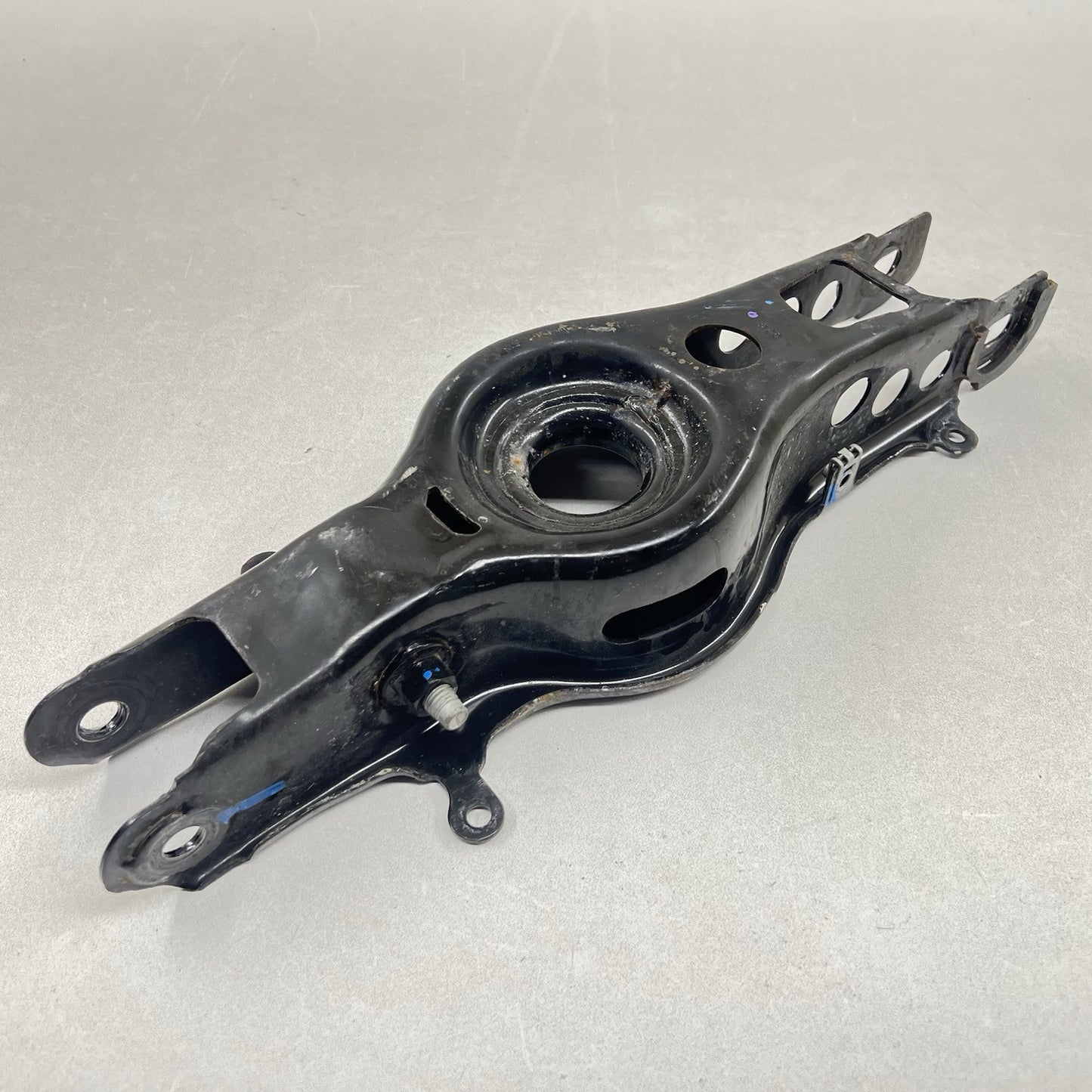 84382226 17-24 CHEVROLET CAMARO ZL1 DRIVER LEFT REAR CONTROL ARM SET OEM