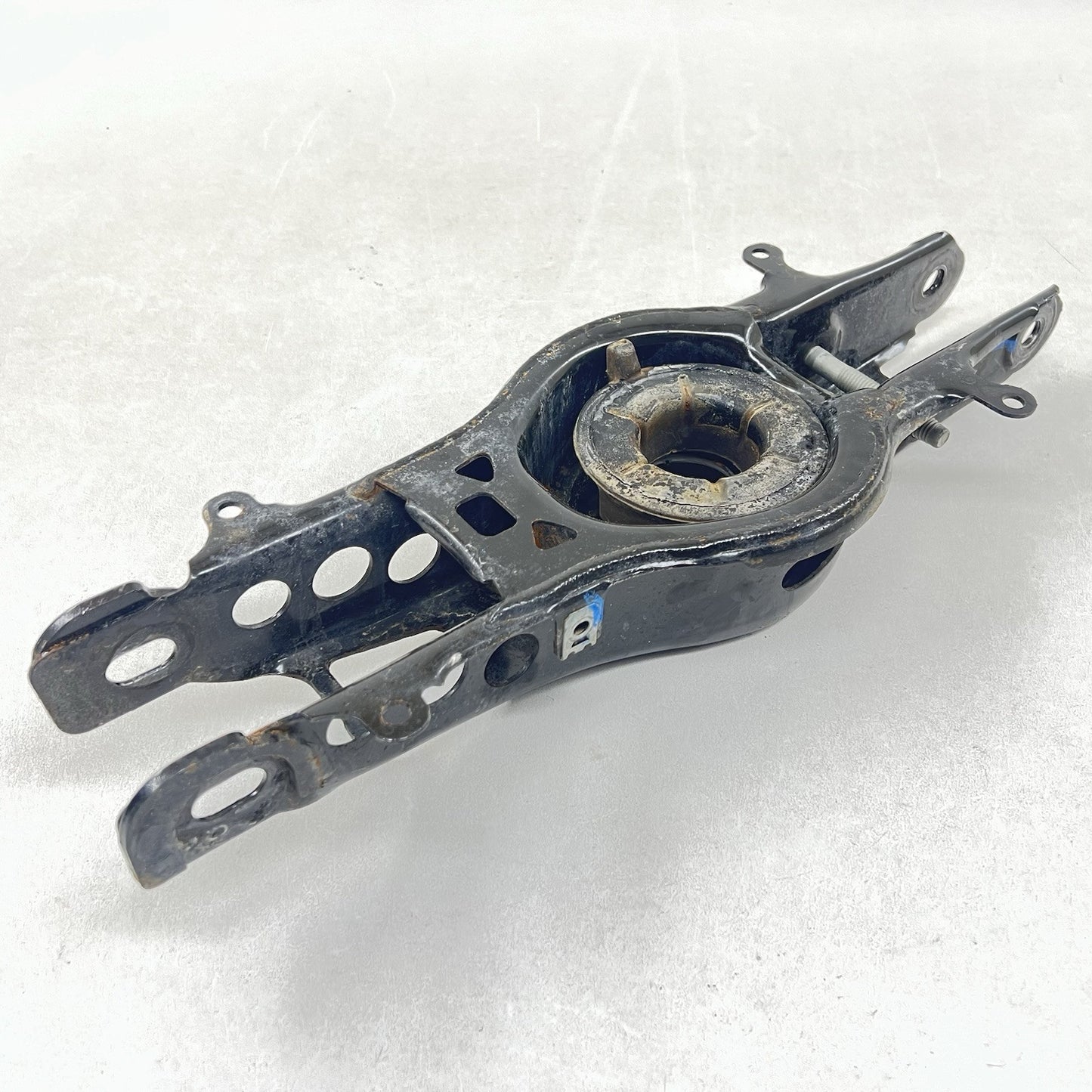 84382226 17-24 CHEVROLET CAMARO ZL1 DRIVER LEFT REAR CONTROL ARM SET OEM