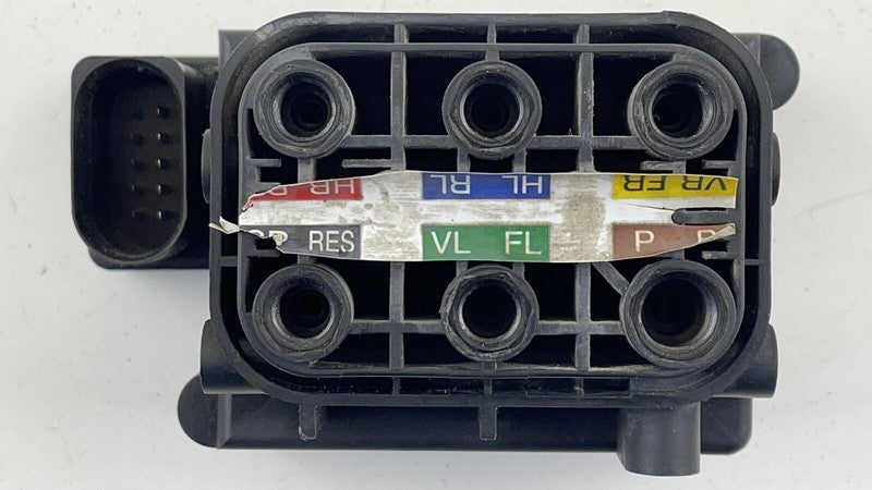 2513200058 / A2513200058 / A 251 320 00 58 0058 07-09 MERCEDES BENZ W221 S550 AIRMATIC AIR SHOCK SUSPENSION VALVE BLOCK 