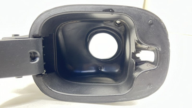4W0.809.857.A / 4W0 809 857 A / 4W0809857A 13-18 BENTLEY FLYING SPUR FUEL TANK GAS CAP DOOR LID WHITE 4W0.809.857.A OEM