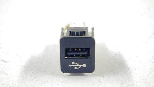 9229294 12-19 BMW M5 M6 CENTER CONSOLE USB PORT SOCKET 9229294 OEM
