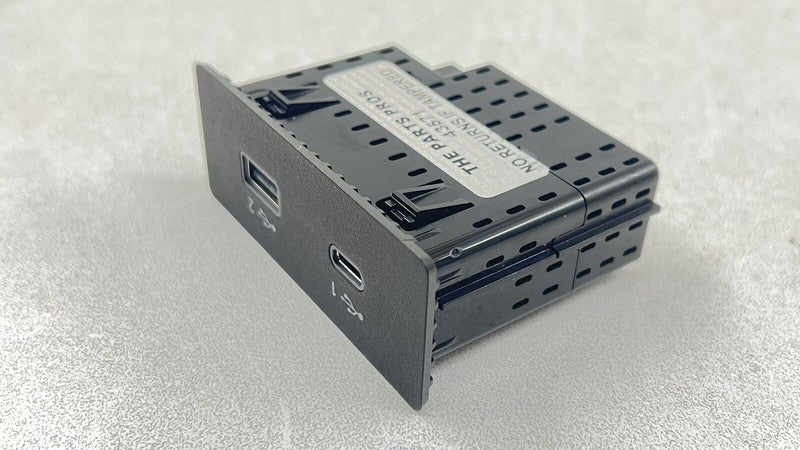 284H3-6RA2A / 284H3 6RA2A / 284H36RA2A 22-25 NISSAN Z DUAL INPUT USB AND TYPE C CHARGING PORT 284H3-6RA2A OEM