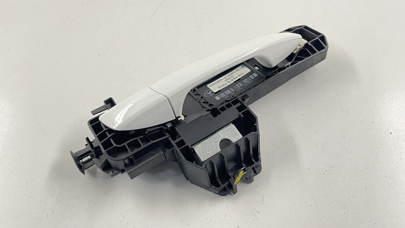 2047601634 / A2047601634 / A 204 760 16 34 1634 08-14 MERCEDES W204 W212 C E CLASS RIGHT FRONT OR REAR DOOR HANDLE WHITE