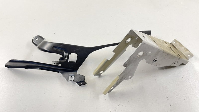 970.504.356.02 / 970 504 356 02 / 97050435602 10-16 PORSCHE PANAMERA RIGHT FRONT FENDER BRACKET SUPPORT MOUNT PAIR OEM