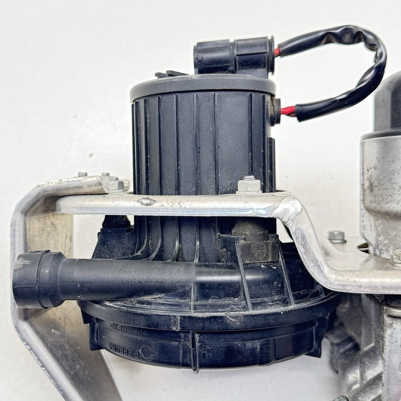 7 836 449 / 7836449 06-10 BMW M6 E63 E64 SECONDARY AIR PUMP W/ ENGINE OIL COOLER FILTER ASSEMBLY OEM