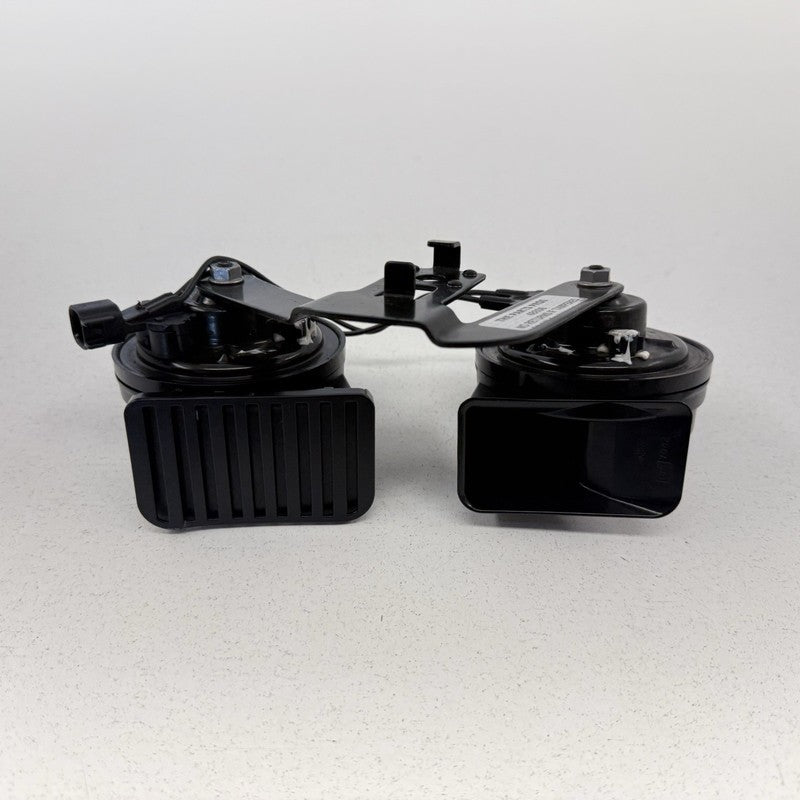 PR3T 13A803 AA / PR3T13A803AA 24-26 Ford Mustang Low High Note Pitch Tone Horn Siren Alarm Signal Pair OEM