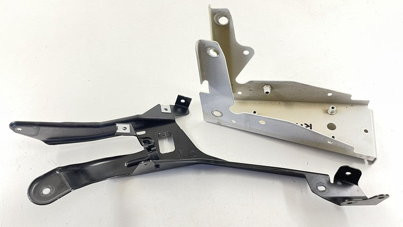 970.504.356.02 / 970 504 356 02 / 97050435602 10-16 PORSCHE PANAMERA RIGHT FRONT FENDER BRACKET SUPPORT MOUNT PAIR OEM