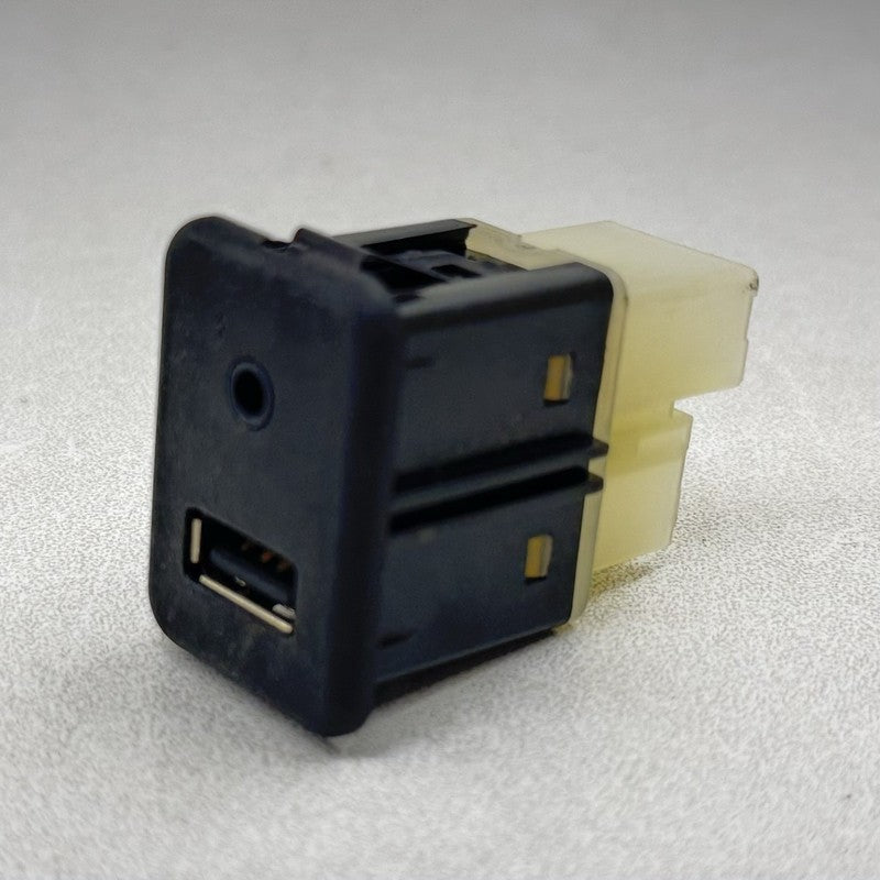 25832462 12-15 Chevrolet Camaro ZL1 SS Center Console USB Port Socket 25832462 OEM