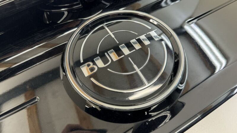KR3B 634504 AC / KR3B634504AC 19-20 FORD MUSTANG BULLITT TRUNK DECKLID FINISH TRIM APPLIQUE GARNISH PANEL OEM