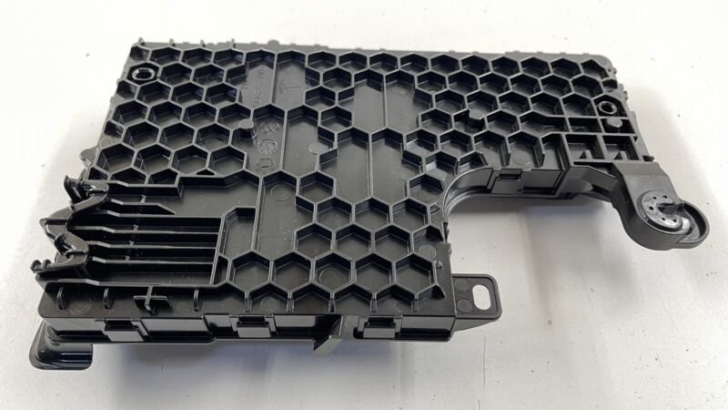 1567454-00-B / 1567454 00 B / 156745400B 21-23 TESLA MODEL 3 RIGHT FRONT VOLTAGE BODY CONTROL MODULE 1567454-00-B OEM
