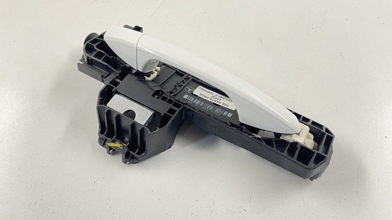 2047601634 / A2047601634 / A 204 760 16 34 1634 08-14 MERCEDES W204 W212 C E CLASS RIGHT FRONT OR REAR DOOR HANDLE WHITE