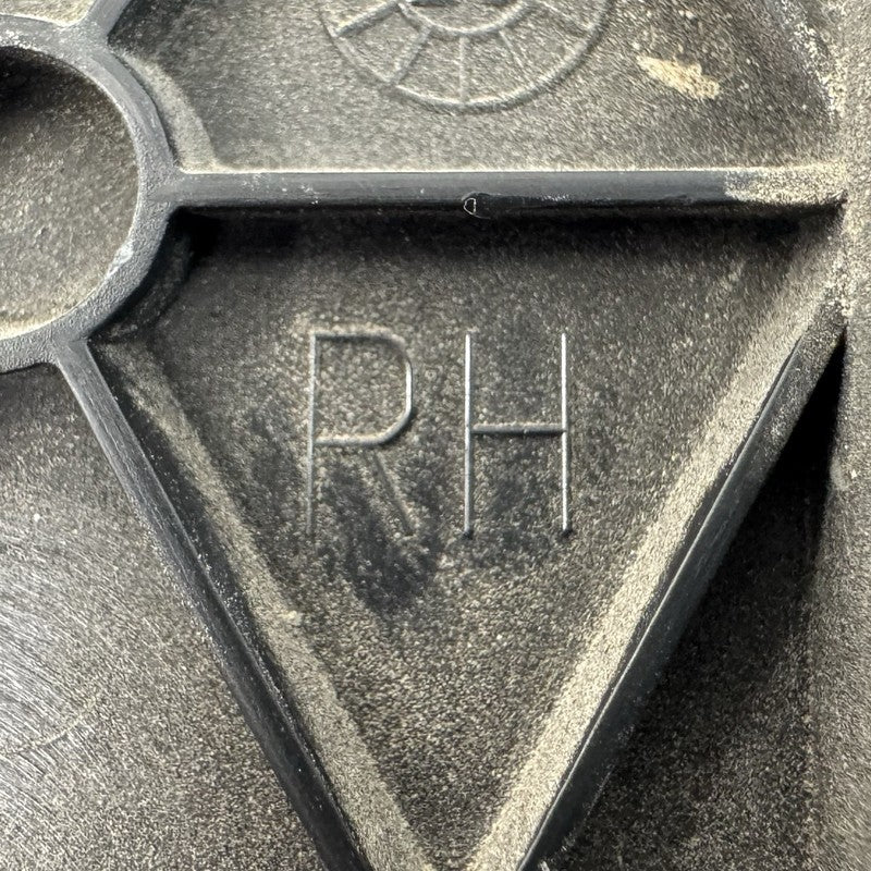 PR3B C290A04 A / PR3BC290A04A 24-26 Ford Mustang Right Rear Rocker Panel Side Skirt Retainer Bracket OEM