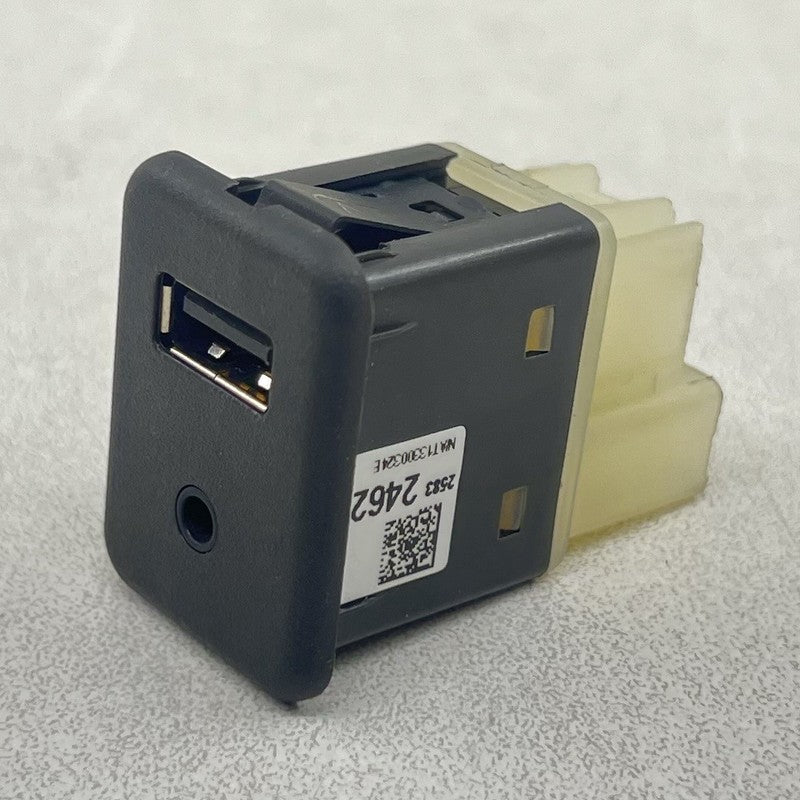 25832462 12-15 CHEVROLET CAMARO ZL1 CENTER CONSOLE USB PORT SOCKET 25832462 OEM