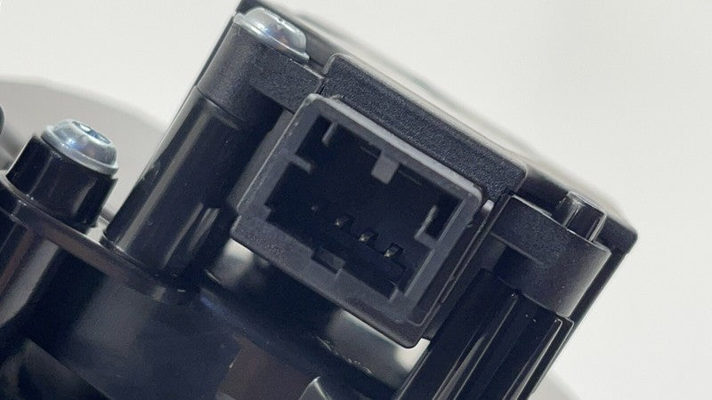 4H1.819.353.A / 4H1 819 353 A / 4H1819353A 11-18 AUDI A8 S8 LEFT FRONT OUTER DASH AIR VENT GUIDE GRILLE 4H1819353A OEM