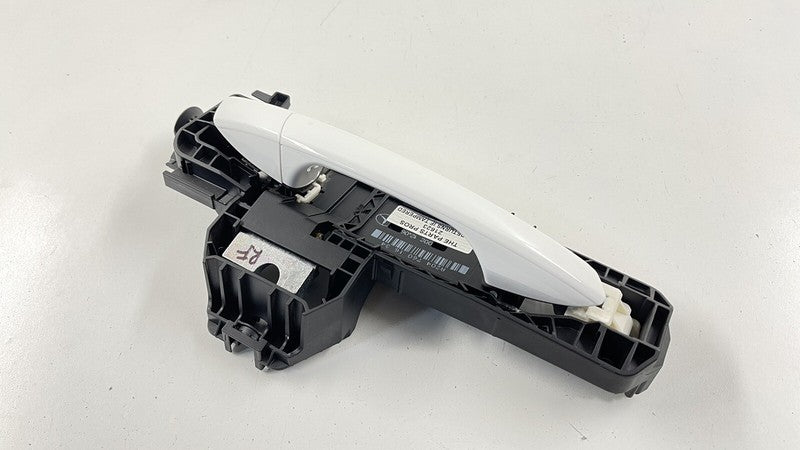 2047601634 / A2047601634 / A 204 760 16 34 1634 08-14 MERCEDES W204 W212 C E CLASS RIGHT FRONT OR REAR DOOR HANDLE WHITE