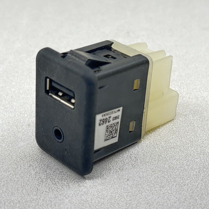 25832462 12-15 Chevrolet Camaro ZL1 SS Center Console USB Port Socket 25832462 OEM