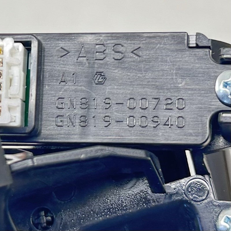 GN819-00680 / GN819 00680 / GN81900680 23-25 TOYOTA PRIUS CENTER CONSOLE WIRELESS PHONE CHARGER WITH SURROUND TRIM OEM