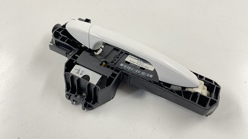 2047601634 / A2047601634 / A 204 760 16 34 1634 08-14 MERCEDES W204 W212 C E CLASS RIGHT FRONT OR REAR DOOR HANDLE WHITE