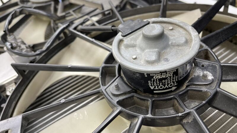 89257-30070 / 89257 30070 / 8925730070 07-12 LEXUS LS460 RADIATOR CONDENSER FAN ASSEMBLY OEM