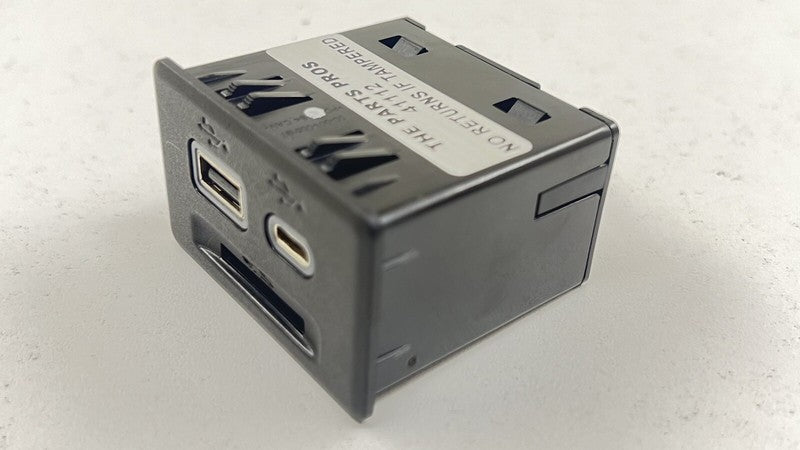 13529869 22-24 CADILLAC CT4 V BLACKWING CENTER CONSOLE USB PORT SD CARD SLOT READER OEM