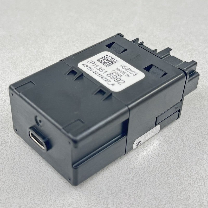 1351 8992 / 13518992 22-24 CADILLAC CT5 V BLACKWING CENTER CONSOLE USB PORT SOCKET 13518992 OEM