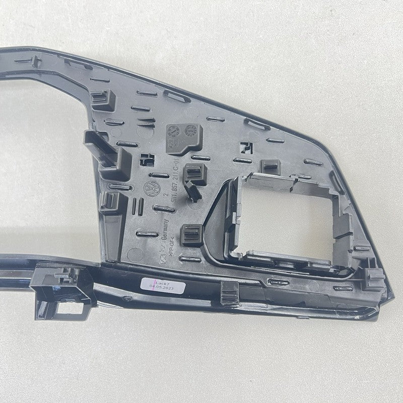 5H1-857-211-C / 5H1.857.211.C / 5H1 857 211 C / 5H1857211C 22-25 VOLKSWAGEN GOLF R CENTER DASH DISPLAY SCREEN RADIO SURR