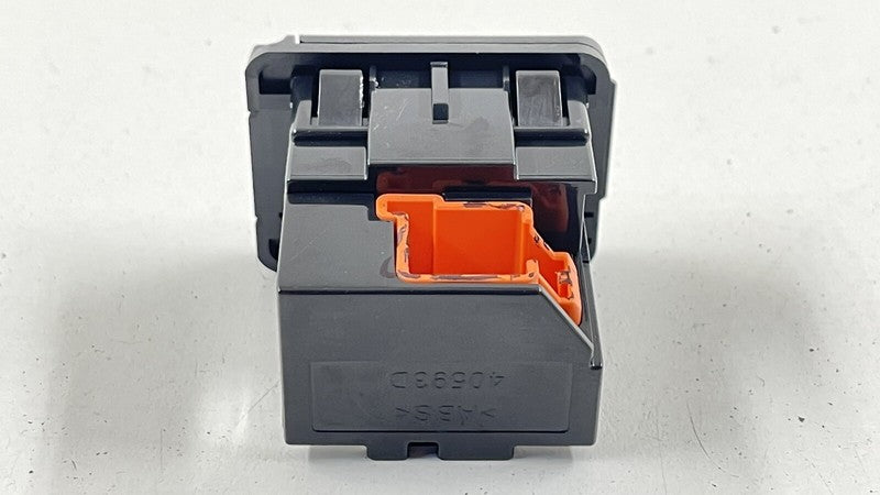 0008206251 / A0008206251 / A 000 820 62 51 6251 10-13 MERCEDES BENZ S550 W221 115V AC 150W SOCKET OUTLET PORT 0008206251
