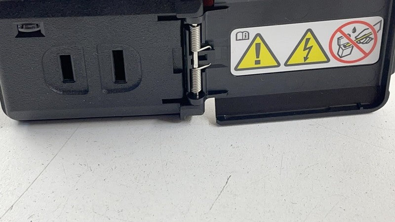 0008206251 / A0008206251 / A 000 820 62 51 6251 10-13 MERCEDES BENZ S550 W221 115V AC 150W SOCKET OUTLET PORT 0008206251