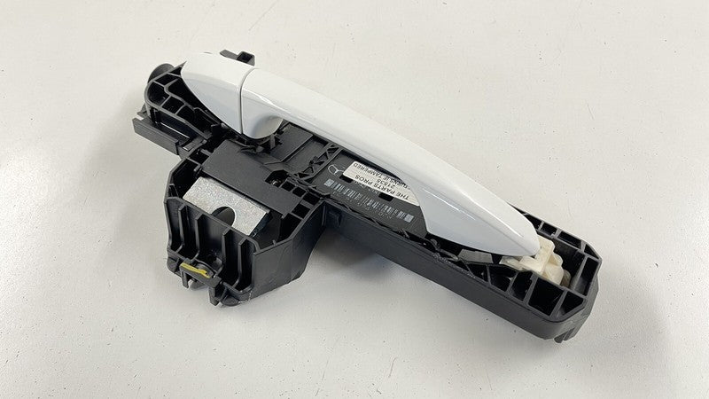 2047601634 / A2047601634 / A 204 760 16 34 1634 08-14 MERCEDES W204 W212 C E CLASS RIGHT FRONT OR REAR DOOR HANDLE WHITE