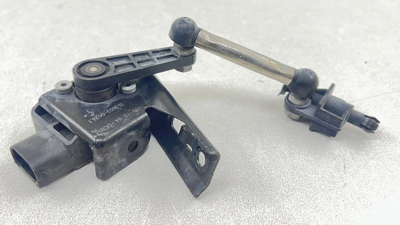 970.343.022.03 / 970 343 022 03 / 97034302203 10-16 PORSCHE PANAMERA RIGHT FRONT HEADLIGHT HEIGHT SUSPENSION LEVEL SENSO