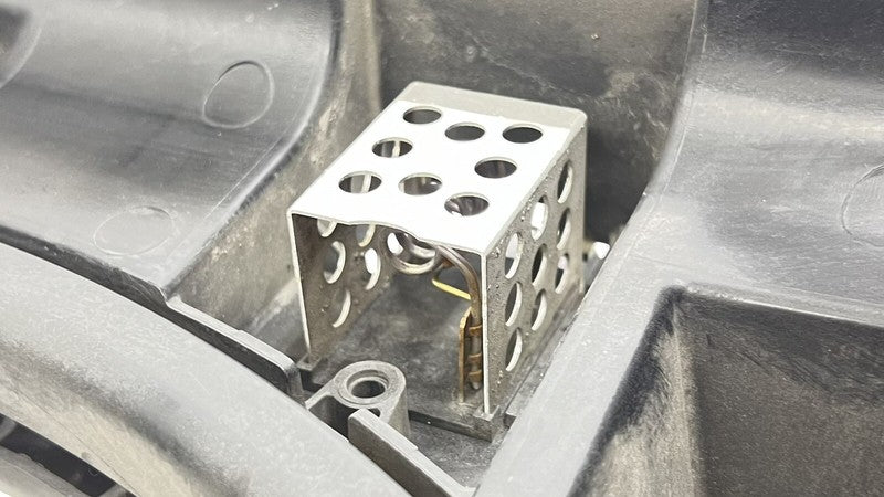 DR33-8C607-AA / DR33 8C607 AA / DR338C607AA 11-14 MUSTANG GT DRIVER LEFT FRONT RADIATOR COOLING FAN WITH SHROUD ASSEMBLY