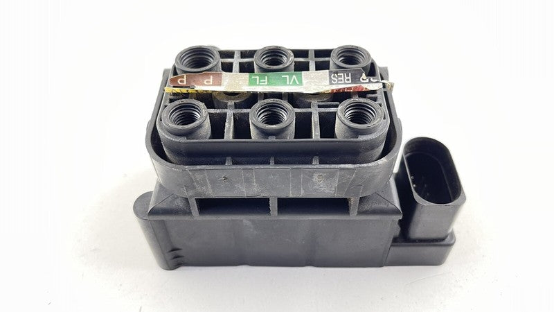 2513200058 / A2513200058 / A 251 320 00 58 0058 07-09 MERCEDES BENZ W221 S550 AIRMATIC AIR SHOCK SUSPENSION VALVE BLOCK 
