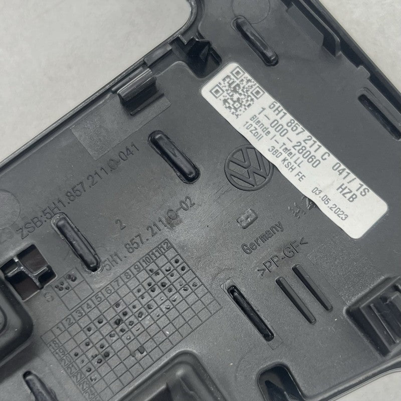 5H1-857-211-C / 5H1.857.211.C / 5H1 857 211 C / 5H1857211C 22-25 VOLKSWAGEN GOLF R CENTER DASH DISPLAY SCREEN RADIO SURR