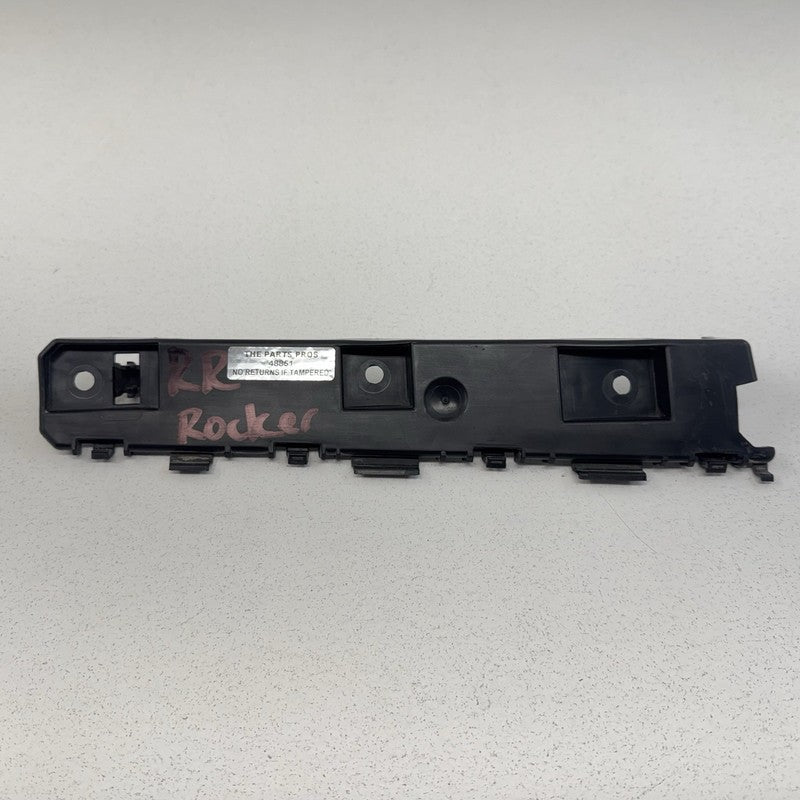 PR3B C290A04 A / PR3BC290A04A 24-26 Ford Mustang Right Rear Rocker Panel Side Skirt Retainer Bracket OEM