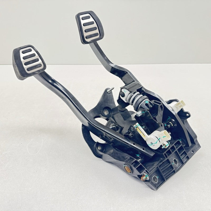 8514 4646 / 85144646 22-25 CADILLAC CT5 V BLACKWING MANUAL TRANS CLUTCH BRAKE PEDAL ASSEMBLY OEM