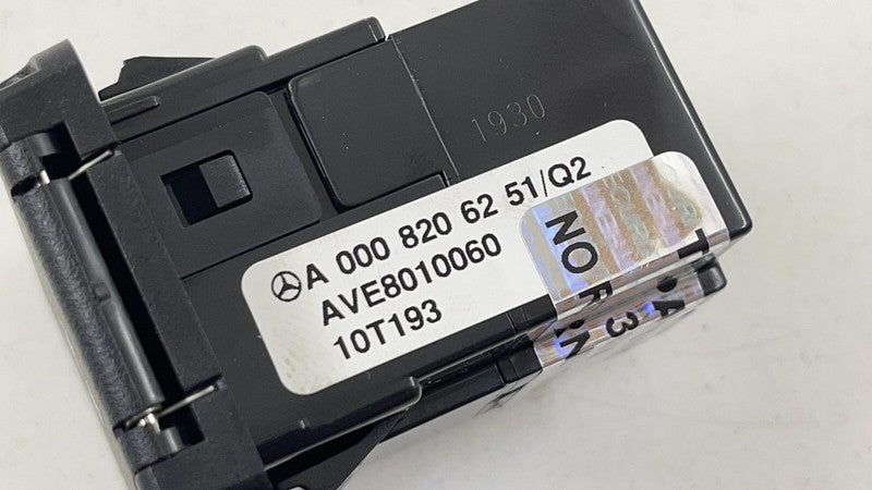 0008206251 / A0008206251 / A 000 820 62 51 6251 10-13 MERCEDES BENZ S550 W221 115V AC 150W SOCKET OUTLET PORT 0008206251