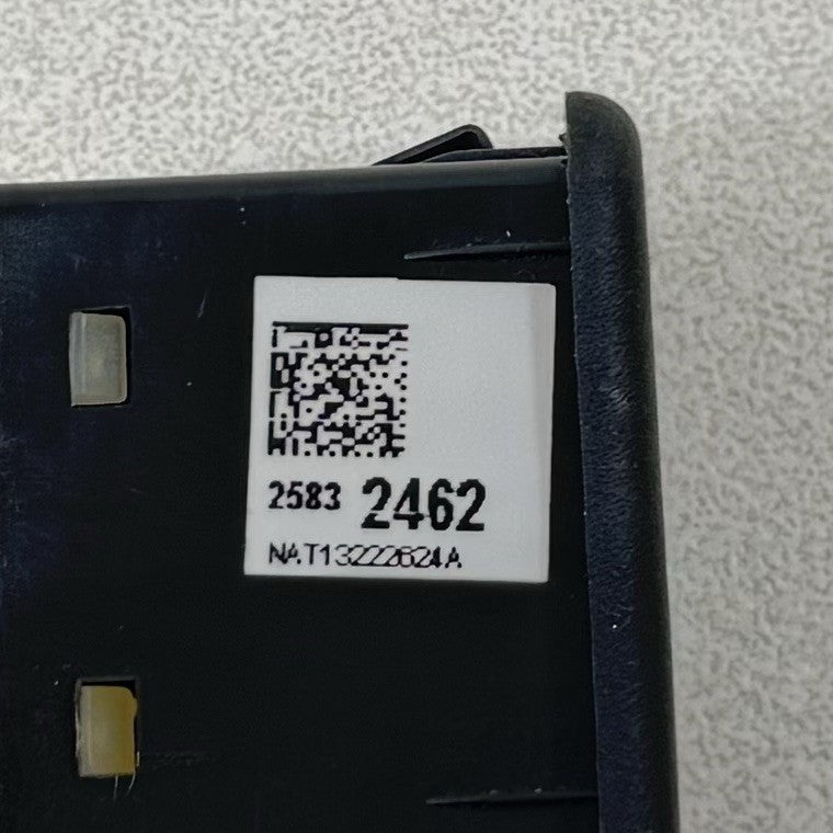 25832462 12-15 Chevrolet Camaro ZL1 SS Center Console USB Port Socket 25832462 OEM