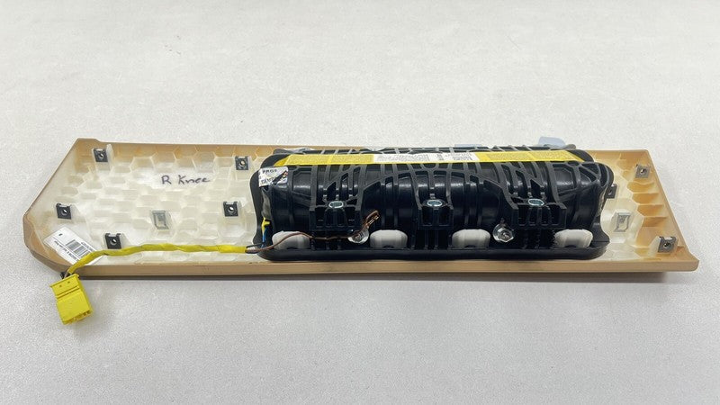 970.803.062.04 / 970 803 062 04 / 97080306204 10-16 PORSCHE PANAMERA RIGHT FRONT LOWER KNEE AIRBAG AIR BAG SRS LUXOR BEI