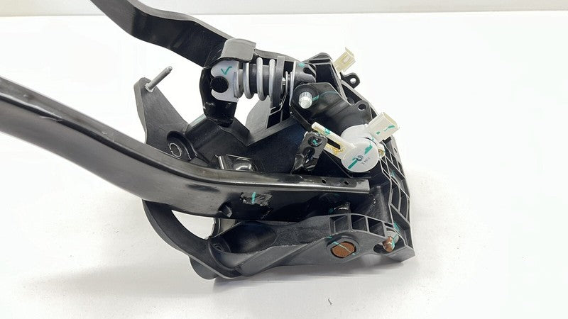 8514 4646 / 85144646 22-24 CADILLAC CT5 V BLACKWING MANUAL TRANS CLUTCH BRAKE PEDAL ASSEMBLY OEM