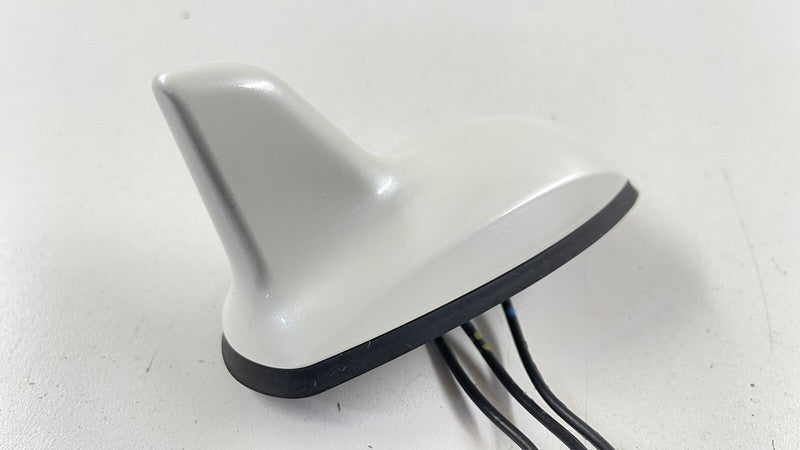 2218205775 / A2218205775 / A 221 820 57 75 5775 07-13 MERCEDES BENZ S550 W221 ROOF SHARK FIN ANTENNA RECEIVER 2218205775