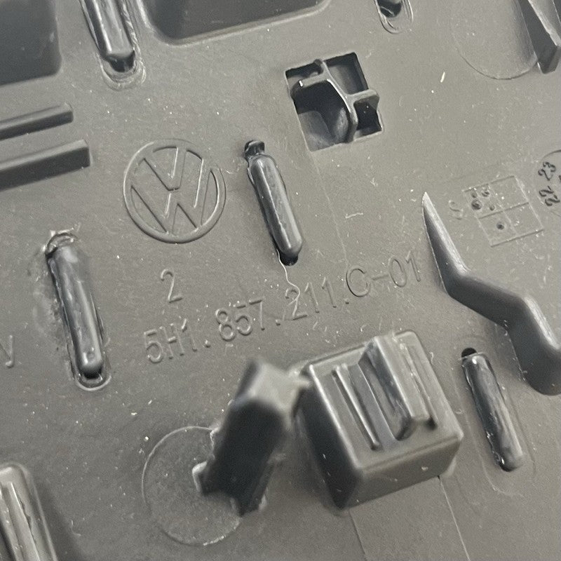 5H1-857-211-C / 5H1.857.211.C / 5H1 857 211 C / 5H1857211C 22-25 VOLKSWAGEN GOLF R CENTER DASH DISPLAY SCREEN RADIO SURR