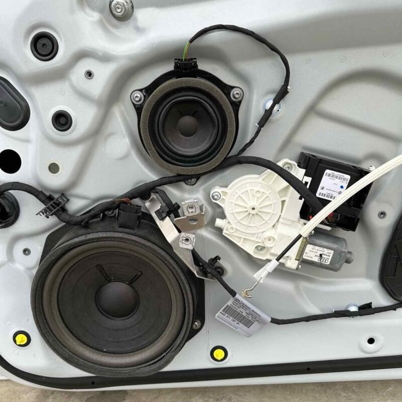 Does not apply 11-15 AUDI R8 SPYDER PASSENGER RIGHT DOOR COMPLETE W/ GLASS WHITE OEM