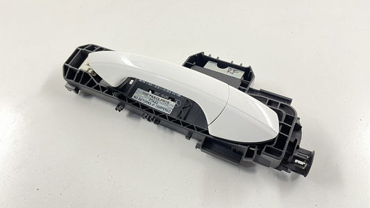 2047601634 / A2047601634 / A 204 760 16 34 1634 08-14 MERCEDES W204 W212 C E CLASS RIGHT FRONT OR REAR DOOR HANDLE WHITE