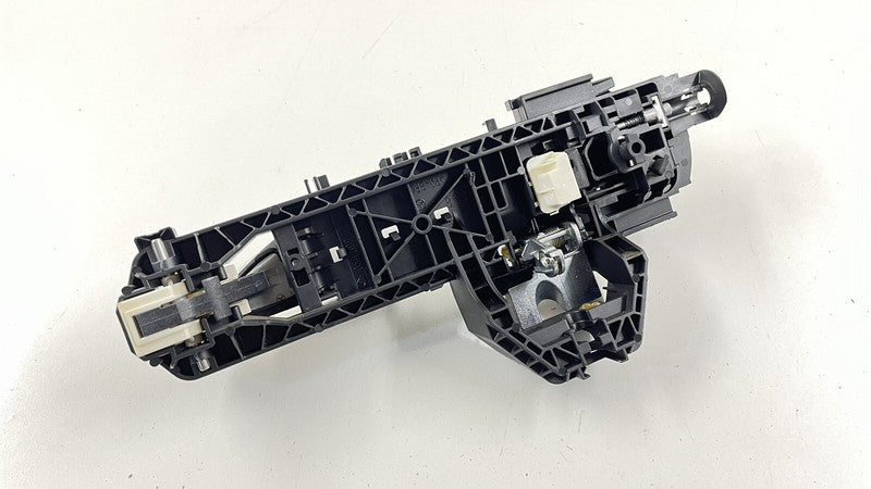 2047601634 / A2047601634 / A 204 760 16 34 1634 08-14 MERCEDES W204 W212 C E CLASS RIGHT FRONT OR REAR DOOR HANDLE WHITE