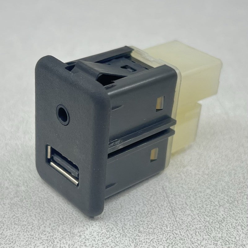 25832462 12-15 CHEVROLET CAMARO ZL1 CENTER CONSOLE USB PORT SOCKET 25832462 OEM