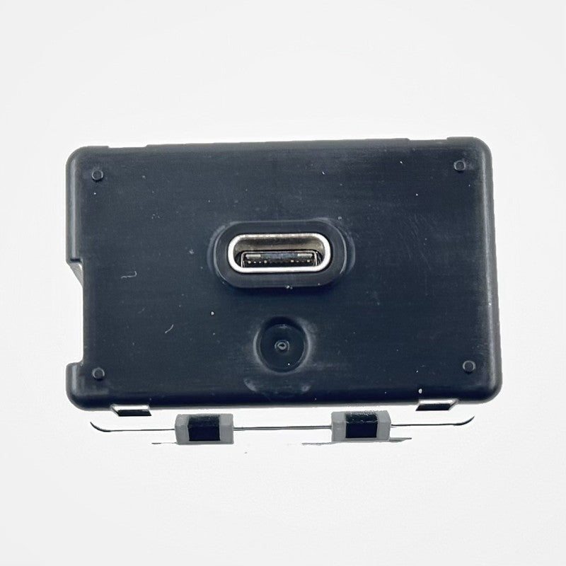 1351 8992 / 13518992 22-24 CADILLAC CT5 V BLACKWING CENTER CONSOLE USB PORT SOCKET 13518992 OEM
