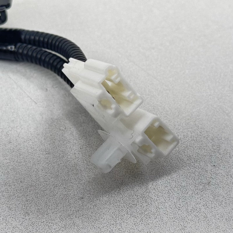 6576192 23-25 TOYOTA PRIUS LEFT AND RIGHT REAR SEAT BELT SEATBELT BUCKLE PAIR OEM